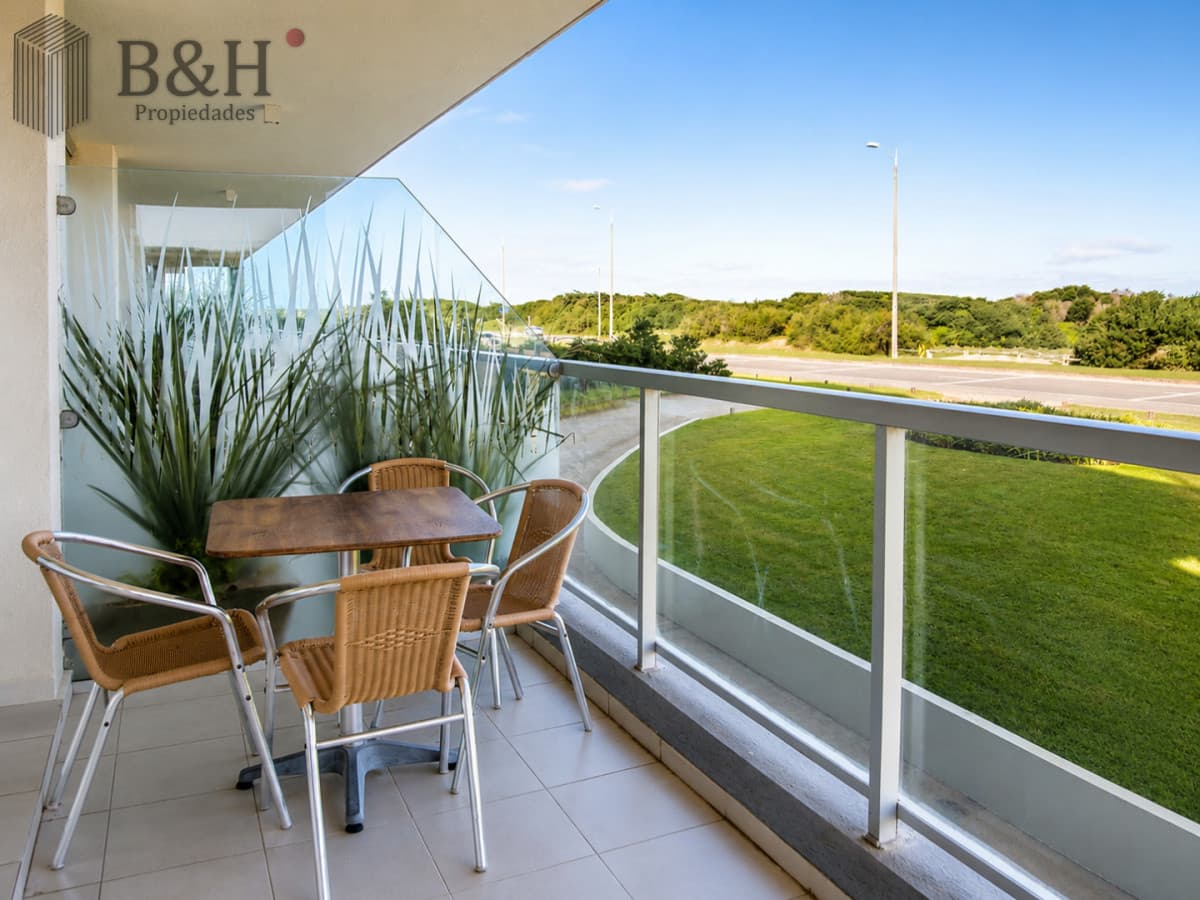 Apartamento de 3 Dormitorios en Venta Primera Línea del Mar, Playa Brava Punta del Este