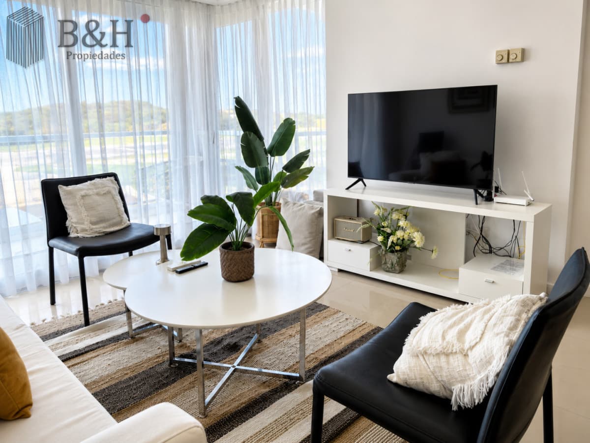 Apartamento de 3 Dormitorios en Primera Línea del Mar, Playa Brava Punta del Este