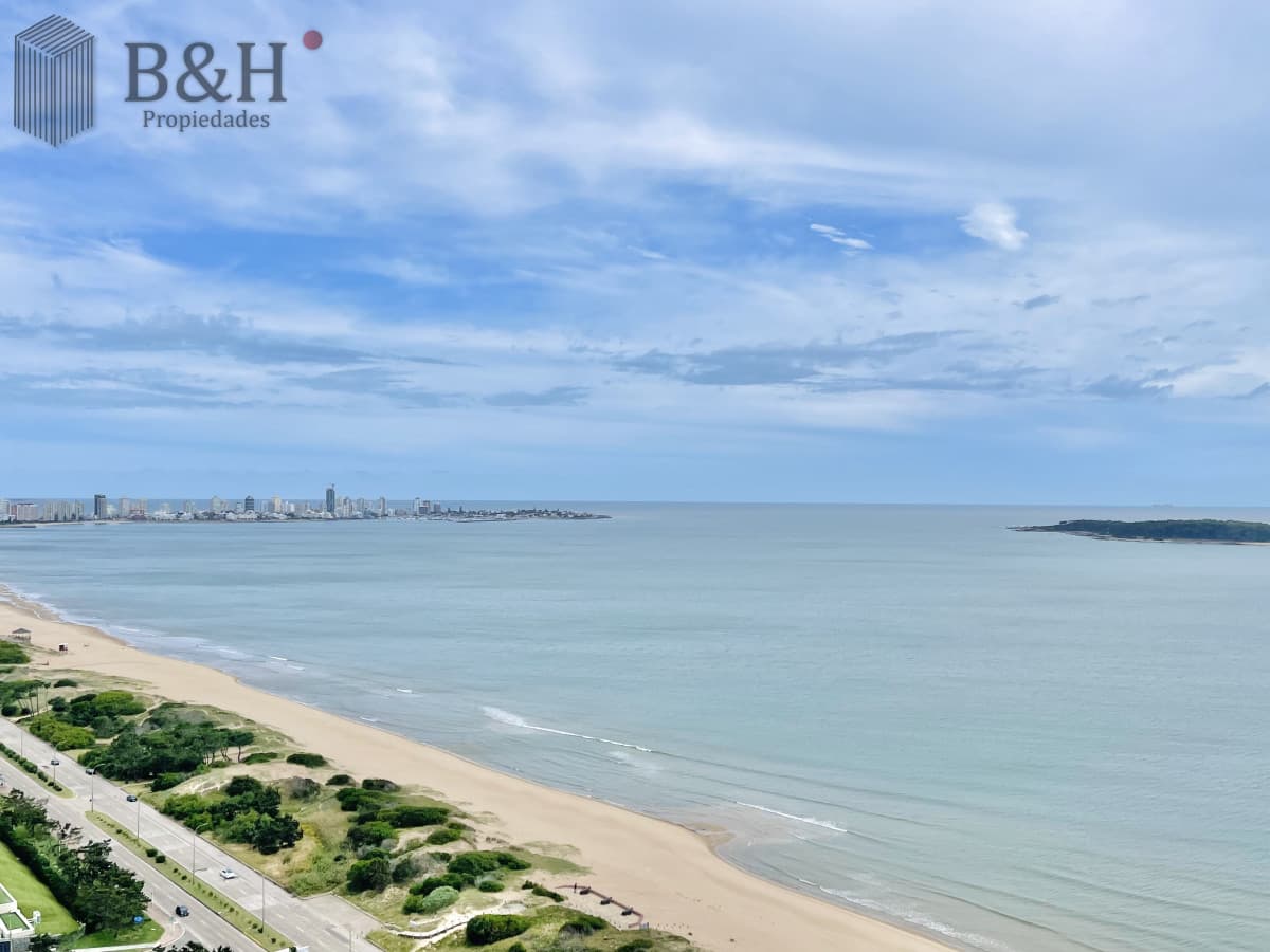 Lujoso Penthouse de 4 Dormitorios con Vista al Mar sobre Playa Mansa, Punta del Este