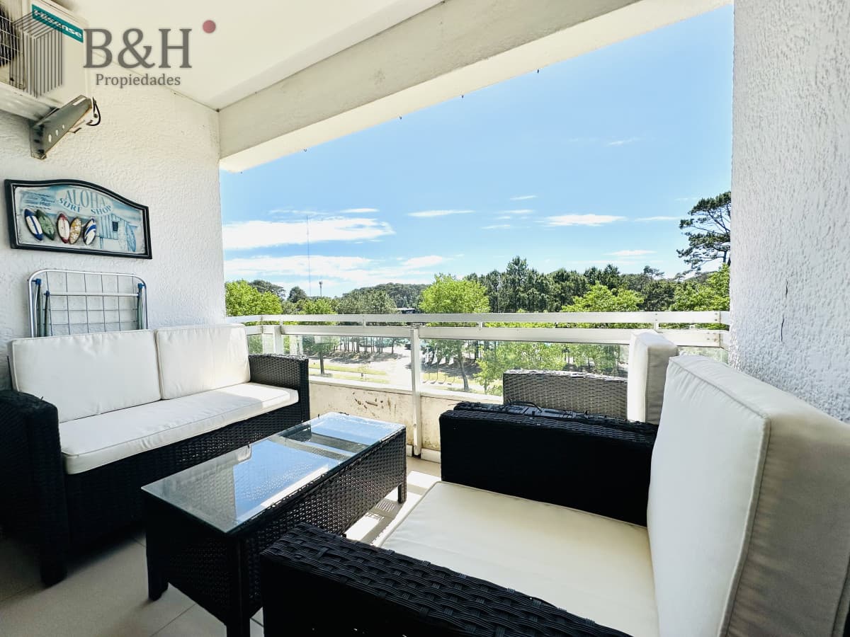 Apartamento en alquiler de 2 dormitorios con 2 baños sobre Roosevelt, Punta del Este