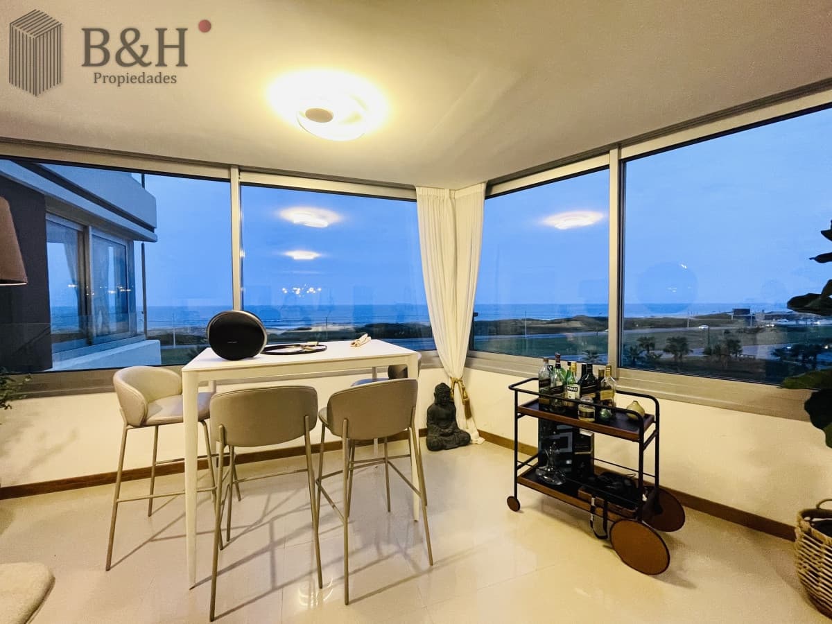 Moderno Apartamento Frente Al Mar, 3 Dormitorios y Dependencia