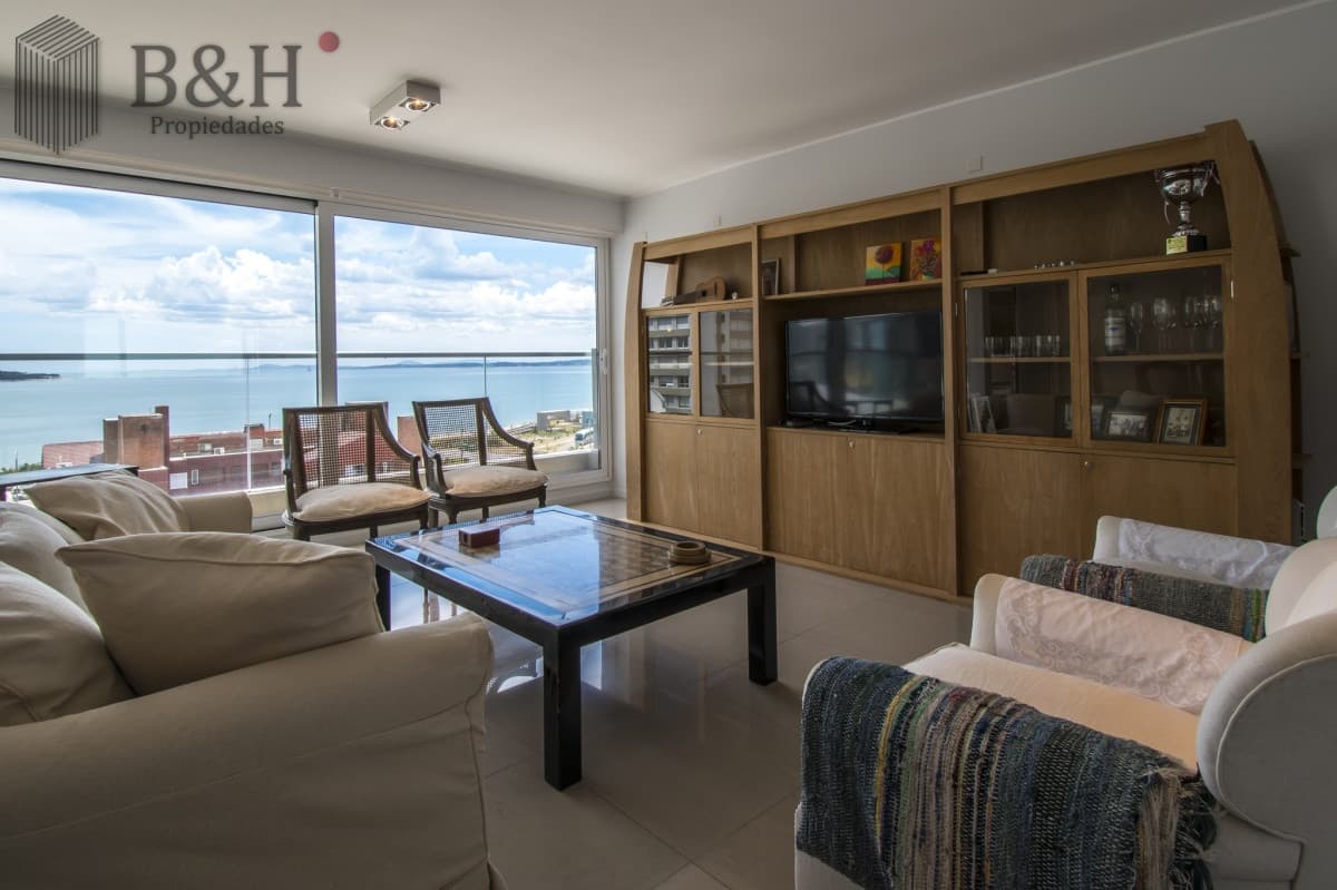 Excelente Apartamento de 2 Dormitorios y Dependencia de Servicio en Playa Mansa