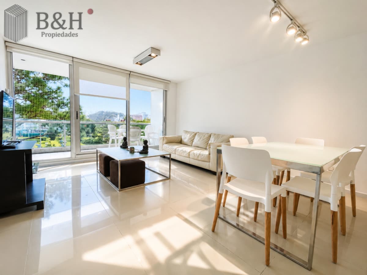 Moderno Apartamento de 2 Dormitorios sobre Roosevelt, a pasos de Playa Brava, en Alquiler Anual