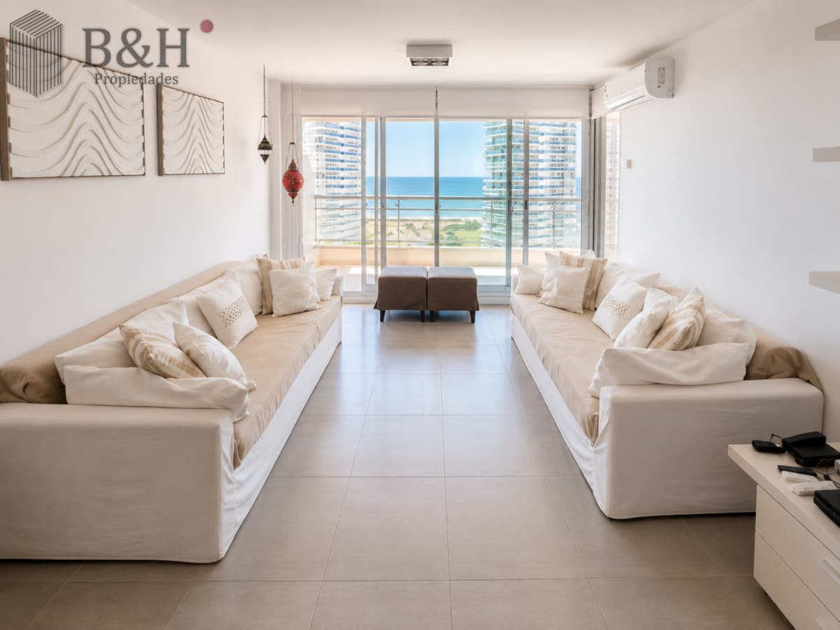 Apartamento de 3 Dormitorios con Vista al Mar, en Playa Brava Punta del Este