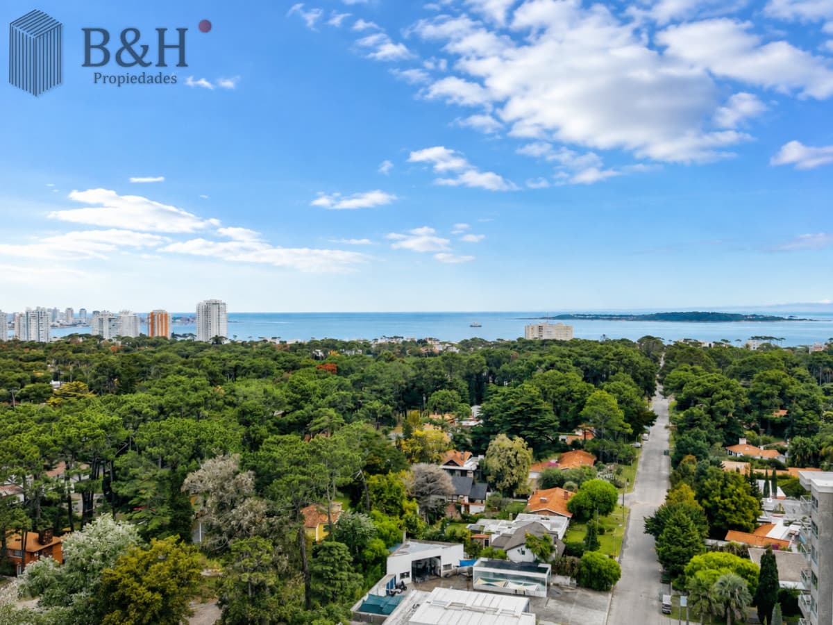 Venta y alquiler anual de amplio apartamento de tres dormitorios completamente reciclado sobre Roosevelt, Punta del Este