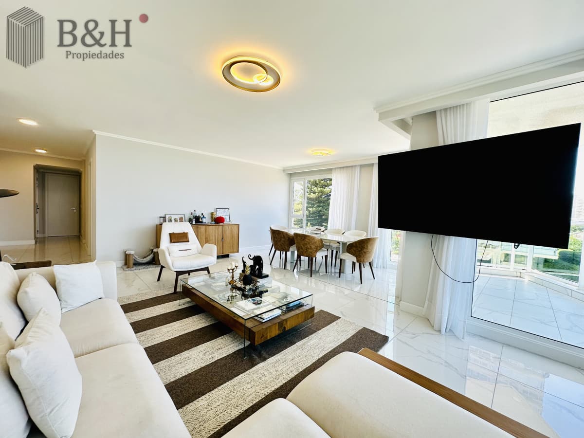 Apartamento Frente al Mar de 3 Dormitorios y Dependencia en Playa Mansa, Punta del Este