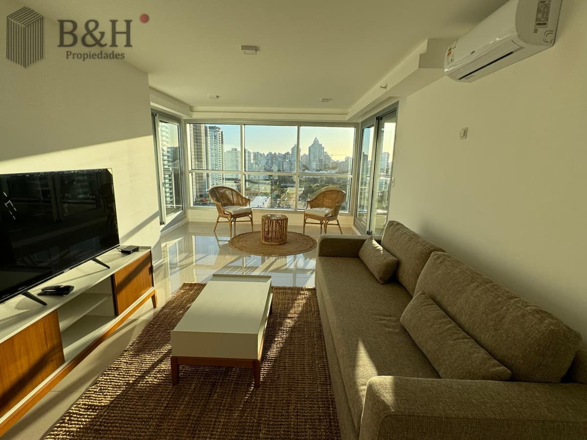 Apartamento de 2 Dormitorios + Dependencia y parrillero propio en Playa Brava