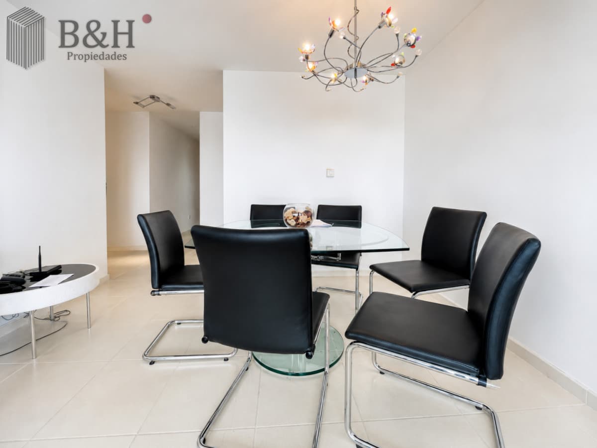 Venta y alquiler temporario de apartamento de dos dormitorios en playa Mansa, Punta del Este