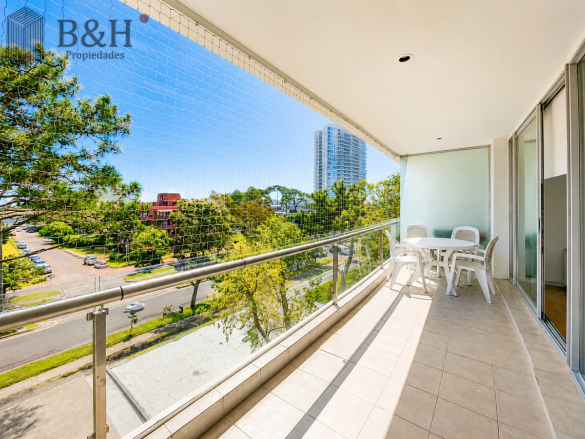 Moderno Apartamento de 2 Dormitorios sobre Roosevelt, a pasos de Playa Brava, en Alquiler Anual