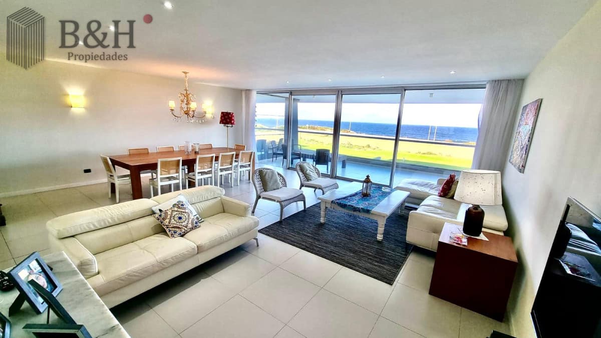 Venta y alquiler temporario de exclusivo departamento de cuatro dormitorios mas dependencia con piscina propia y parrillero, Tiburón Terraza, Brava