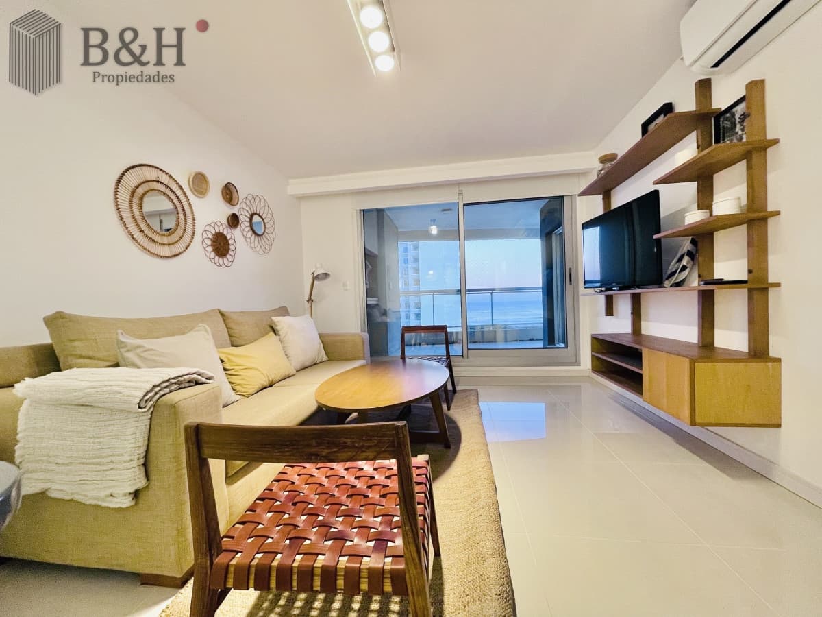 Apartamento de 3 Dormitorios con Parrillero en playa Brava, Punta del Este