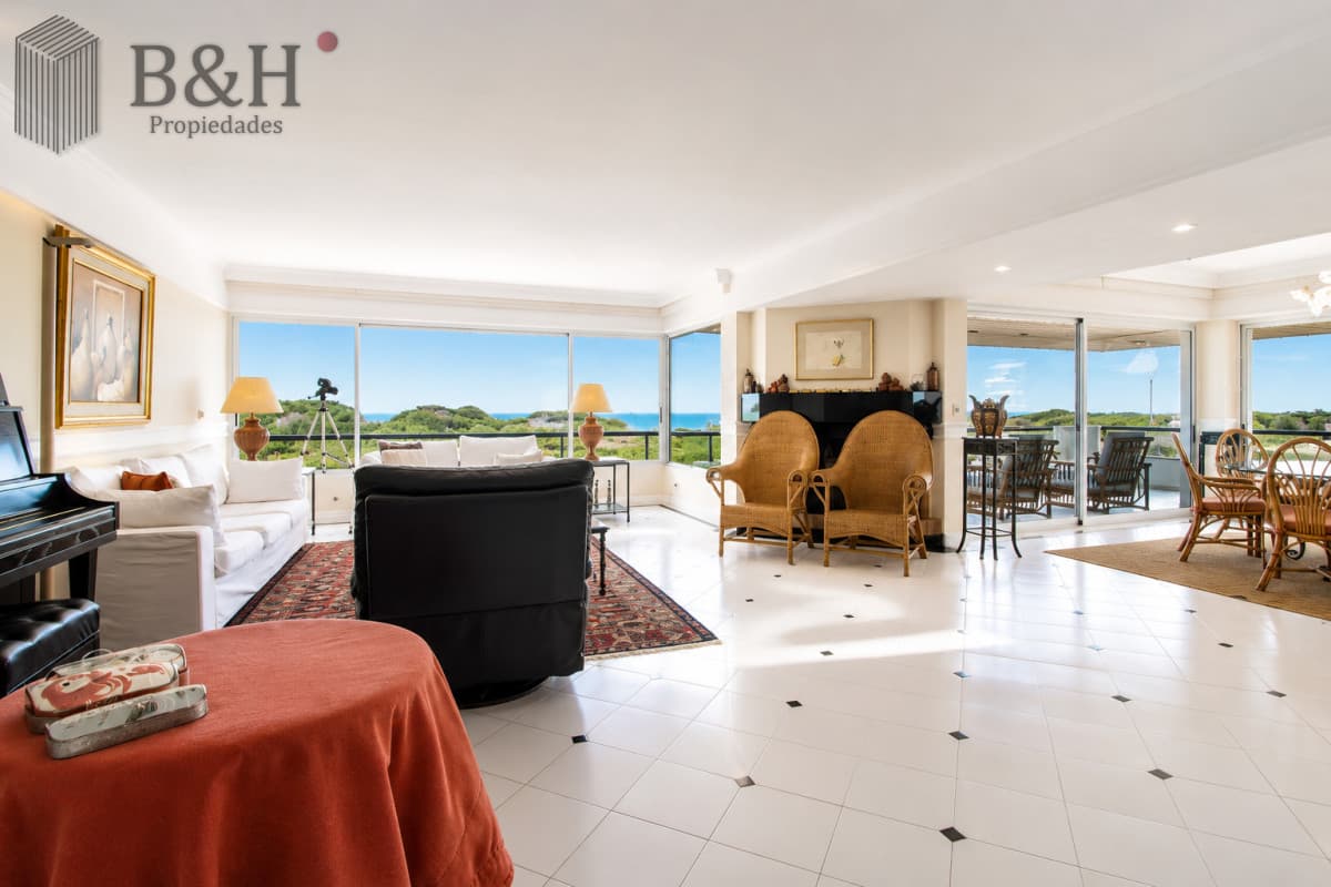 Exclusivo Apartamento Frente al Mar en Playa Brava, 3 Dormitorios y Dependencia