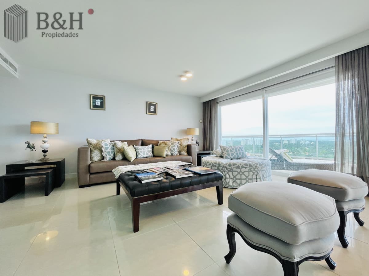 Lujoso Penthouse de 4 Dormitorios con Vista al Mar sobre Playa Mansa, Punta del Este