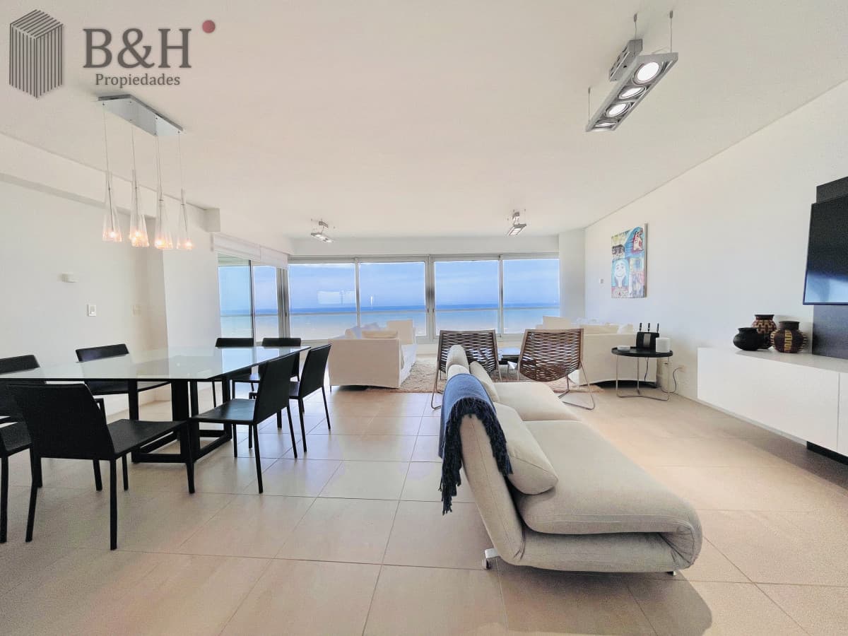 Venta y alquiler temporario de apartamento de tres dormitorios mas dependencia de servicio en Playa Brava