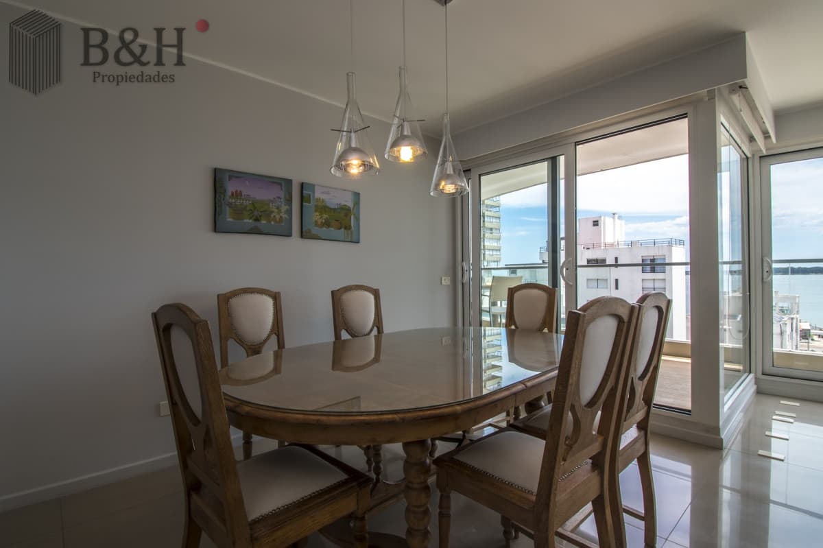 Excelente Apartamento de 2 Dormitorios y Dependencia de Servicio en Playa Mansa