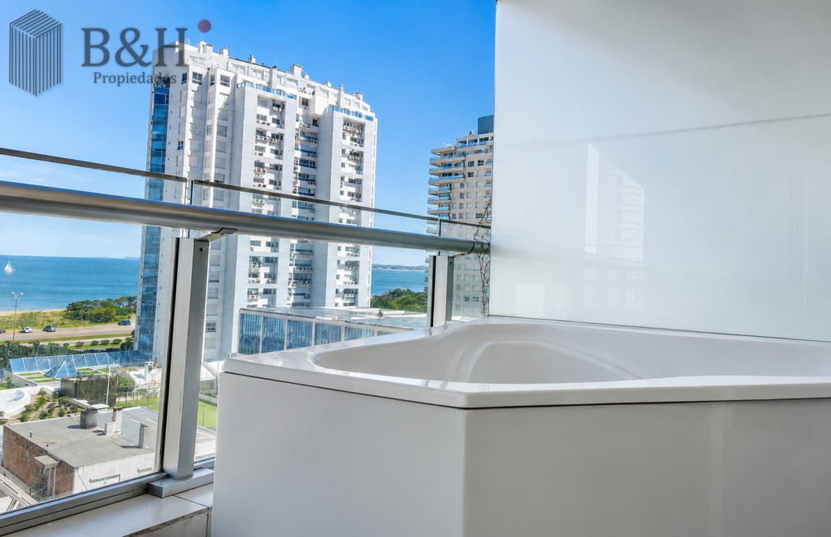 Venta y alquiler temporario de apartamento de dos dormitorios en playa Mansa, Punta del Este