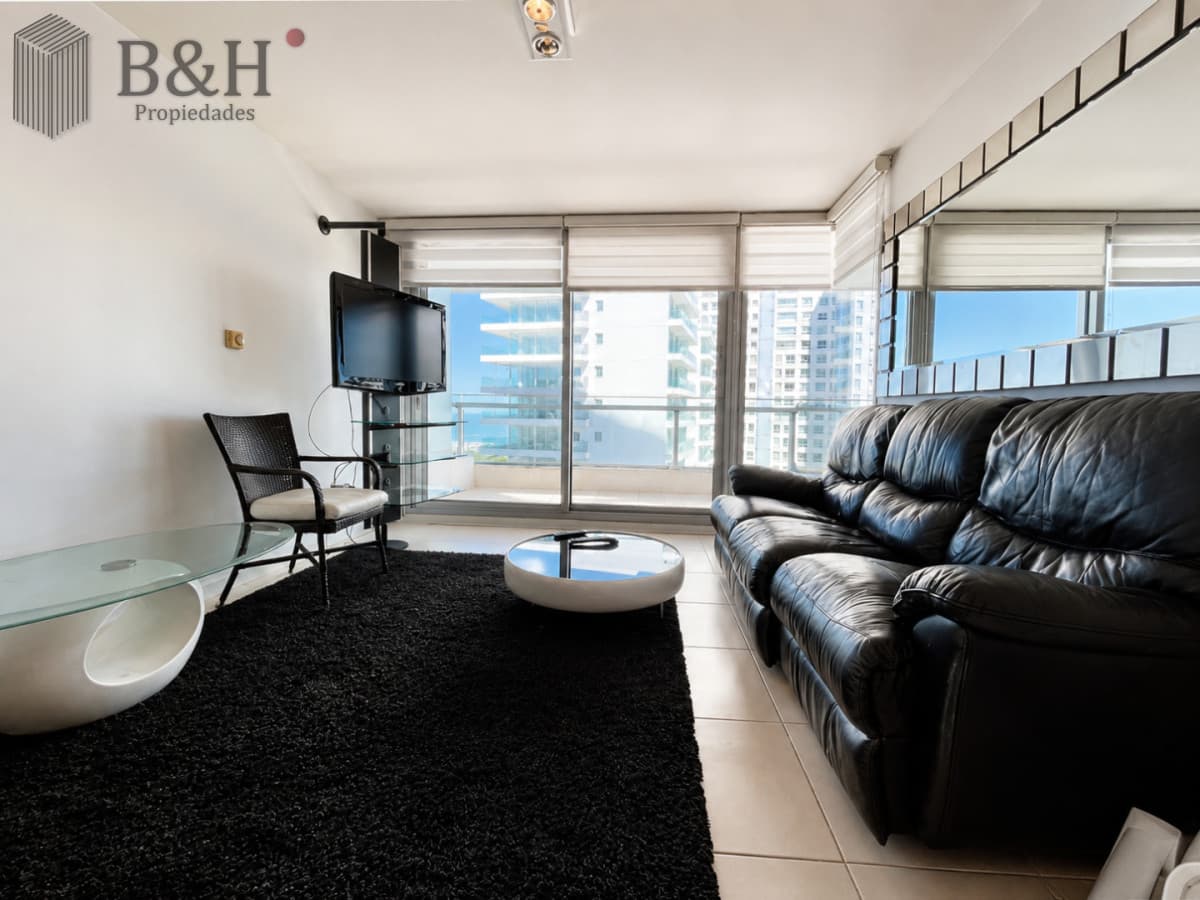 Venta y alquiler temporario de apartamento de dos dormitorios en playa Mansa, Punta del Este