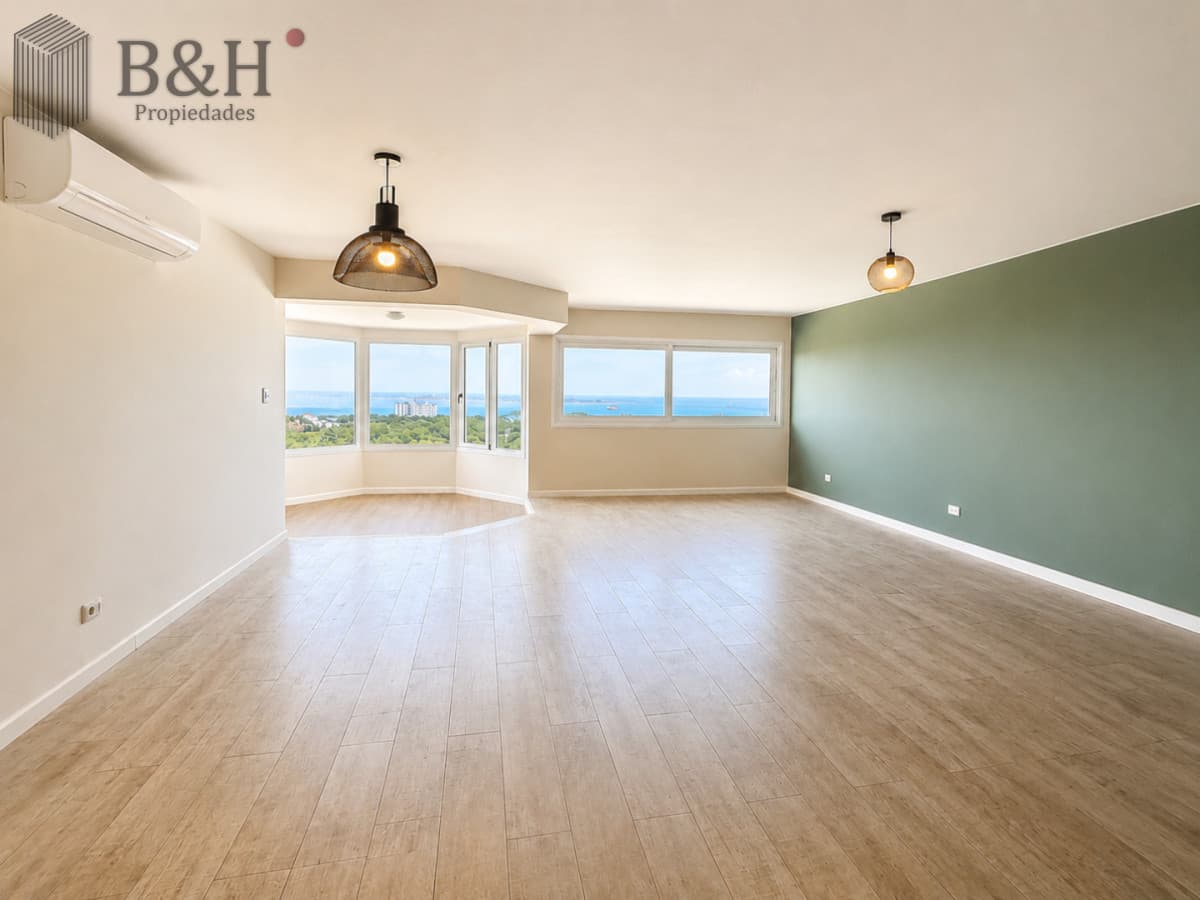 Venta y alquiler anual de amplio apartamento de tres dormitorios completamente reciclado sobre Roosevelt, Punta del Este