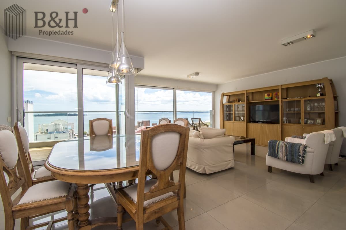 Excelente Apartamento de 2 Dormitorios y Dependencia de Servicio en Playa Mansa
