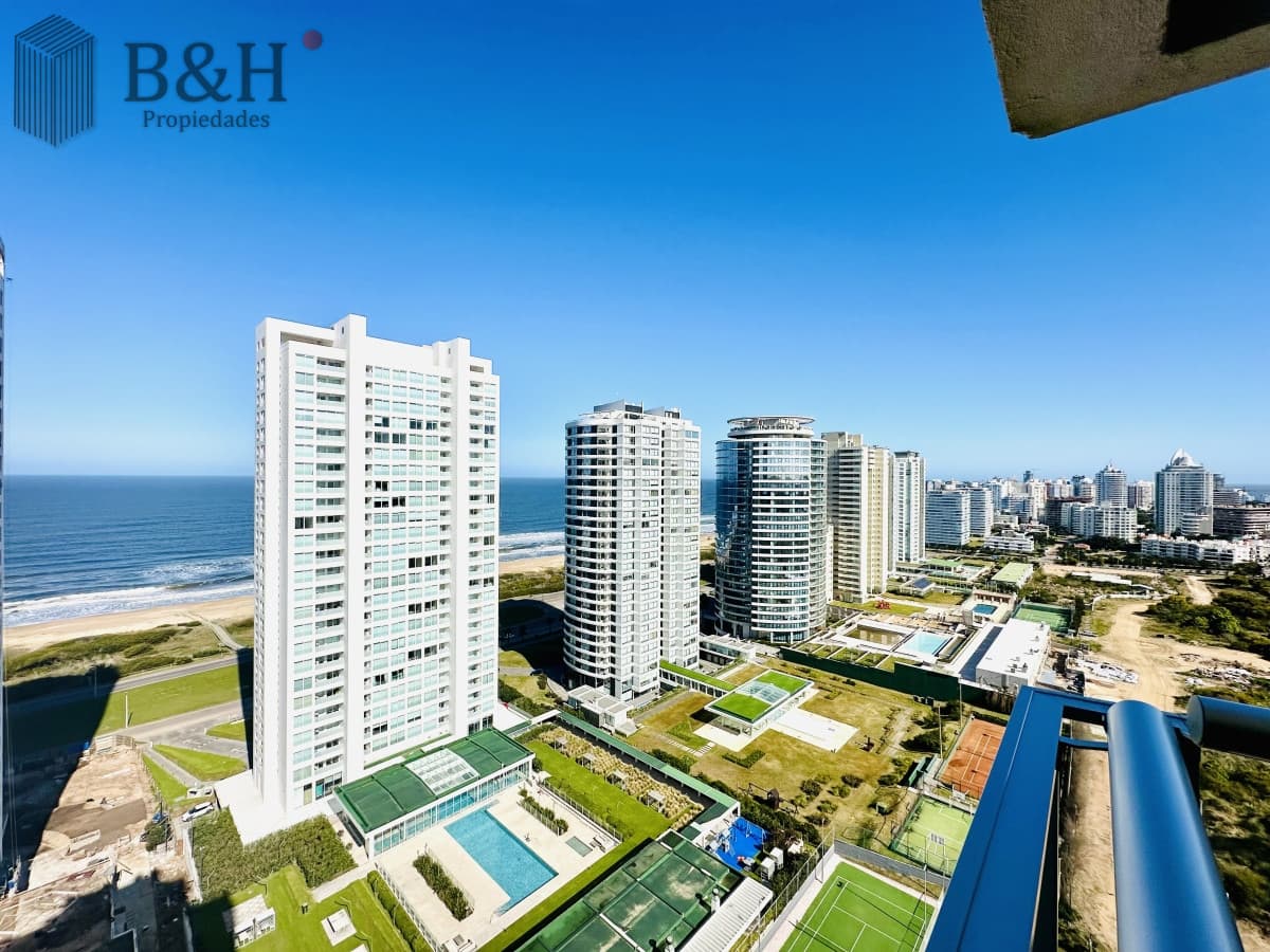 Alquiler de temporada de apartamento en playa Brava de 2 dormitorios mas dependencia de servicio