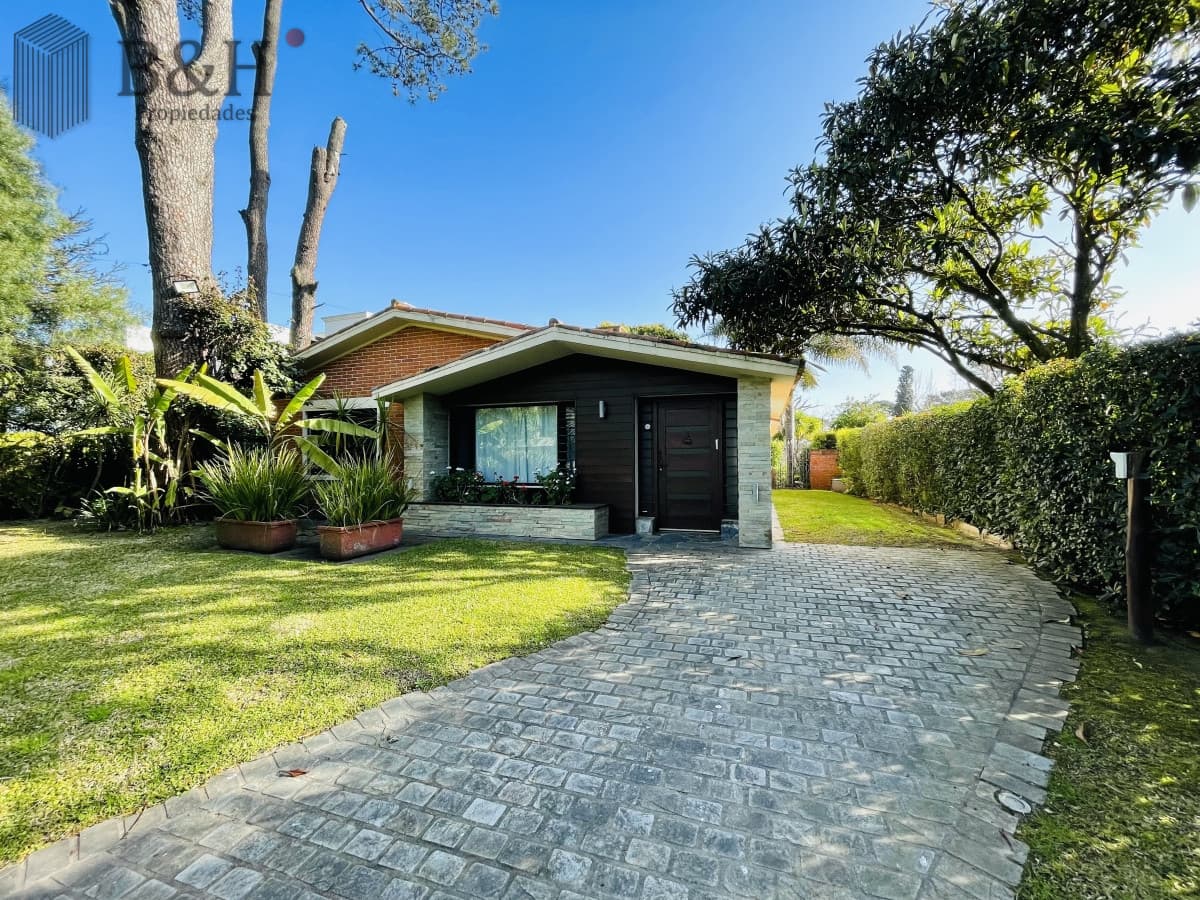 Casa de 3 Dormitorios y Piscina en Playa Mansa, Punta del Este