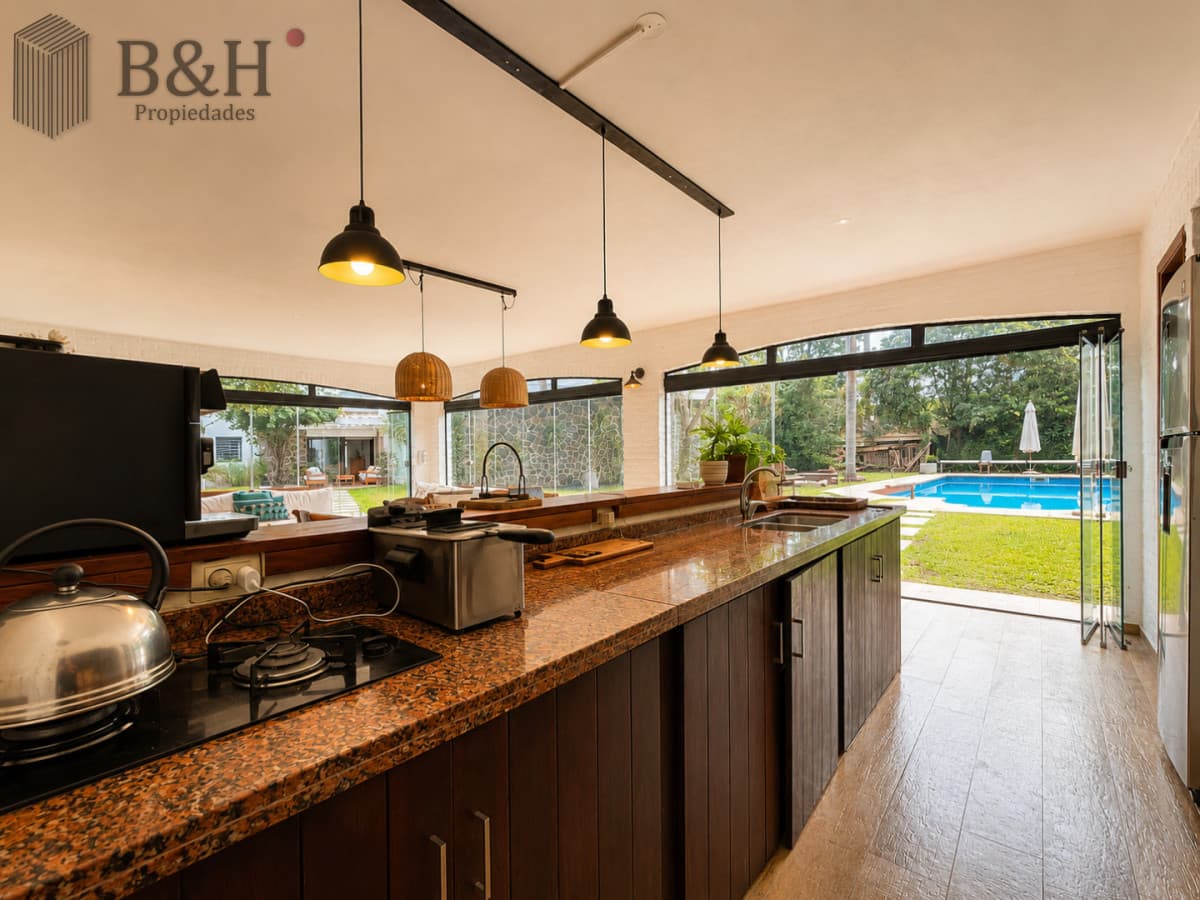 Moderna Casa de 4 Dormitorios, Piscina Climatizada y Parrillero en Playa Mansa, Punta del Este