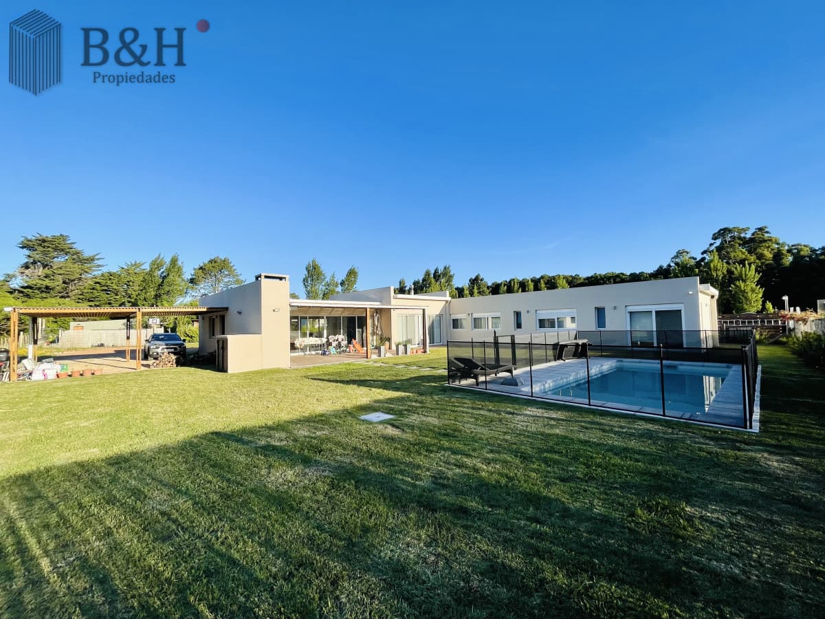 Moderna Casa de 4 Dormitorios, Piscina Climatizada y Parrillero en Punta Ballena, Barrio Semi Privado