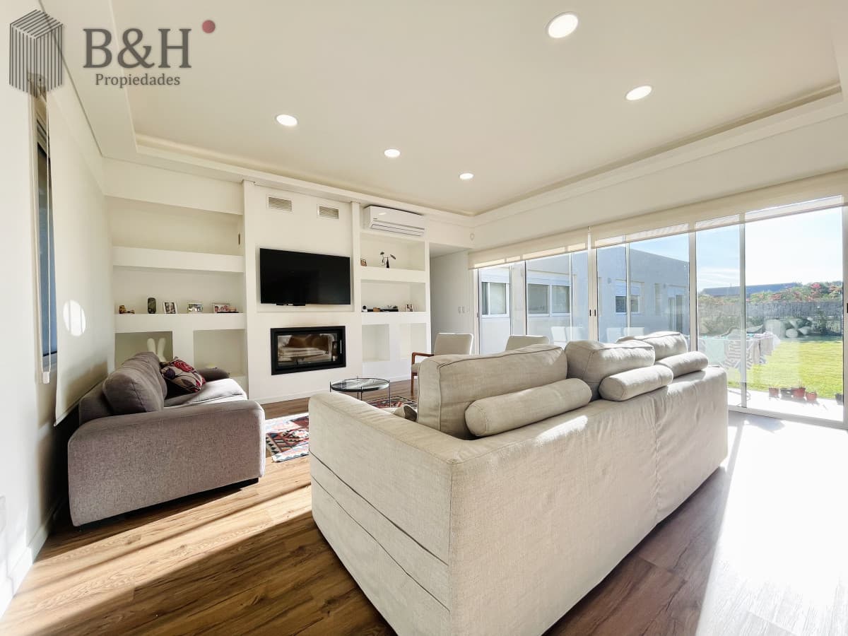 Moderna Casa de 4 Dormitorios, Piscina Climatizada y Parrillero en Punta Ballena, Barrio Semi Privado