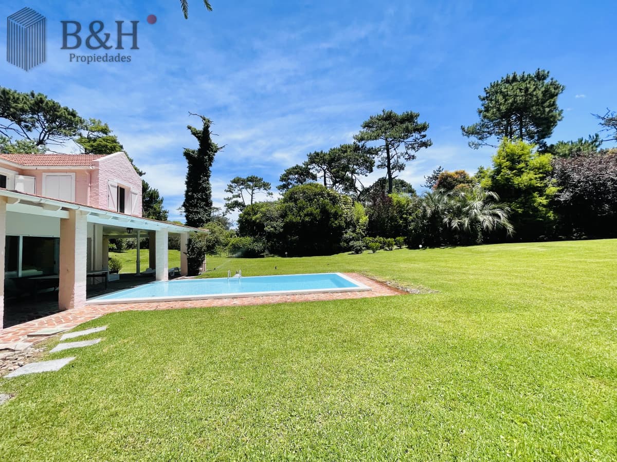Excelente Casa de 4 Dormitorios en Playa Brava, Punta del Este