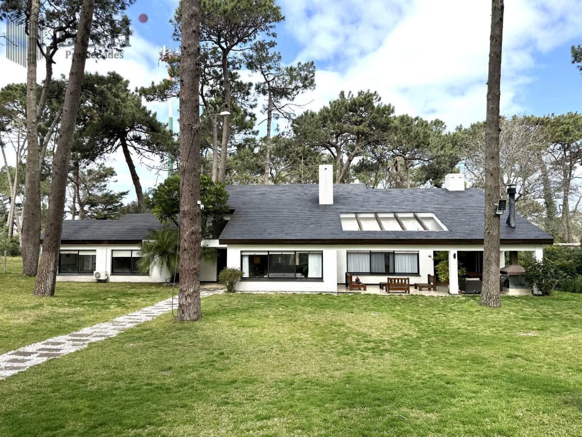 Casa en alquiler de temporada con 4 suites más dependencia en 4500 m2 piscina y parrillero