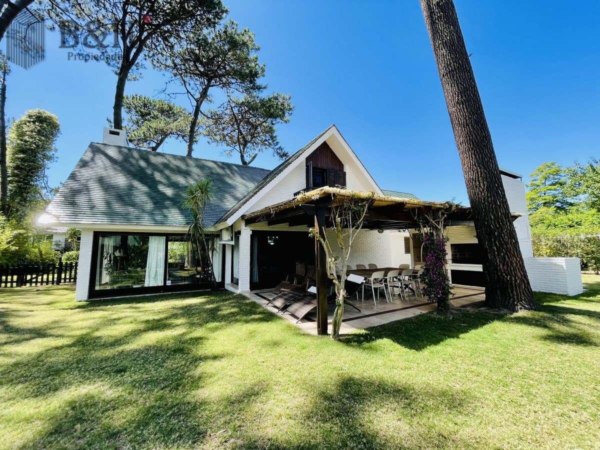Alquiler Anual de sólida y amplia casa de cinco dormitorios más dependencia de servicio y piscina, Lugano, Punta del Este