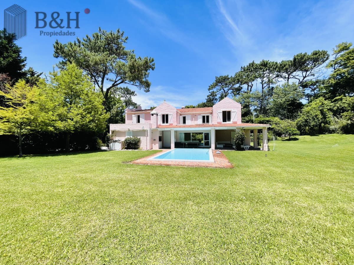 Excelente Casa de 4 Dormitorios en Playa Brava, Punta del Este