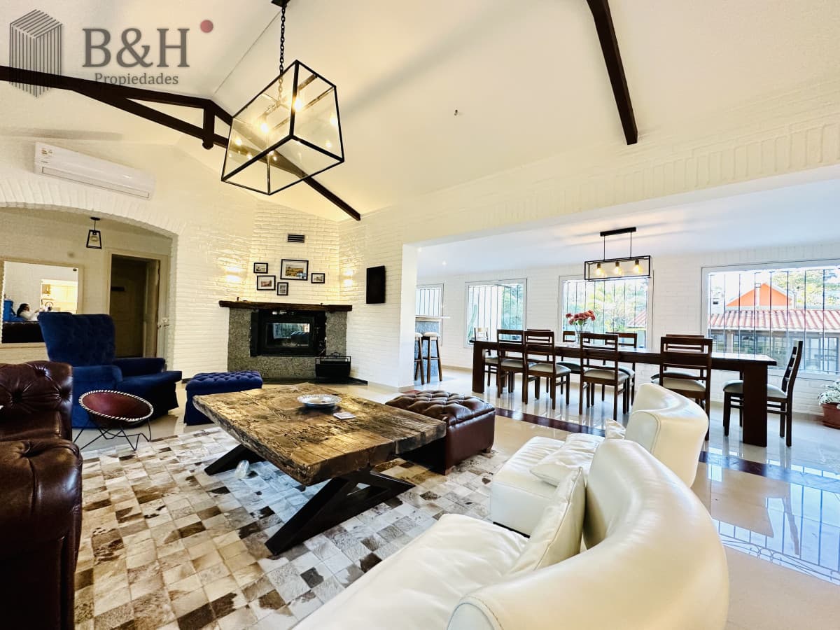 Espectacular Casa Moderna de 5 Dormitorios con Piscina Climatizada en Alquiler de Temporada
