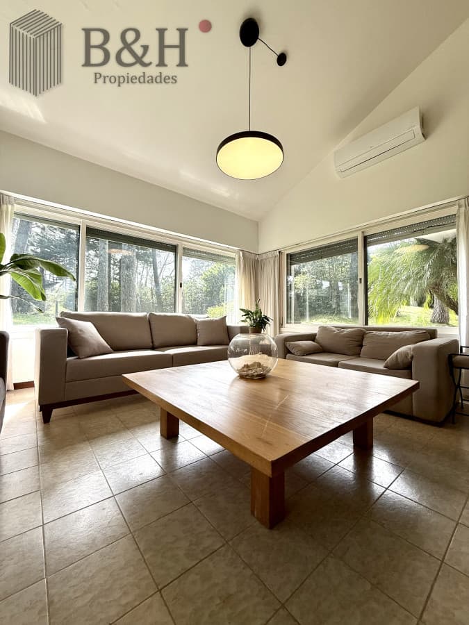 Casa en alquiler de temporada con 4 suites más dependencia en 4500 m2 piscina y parrillero
