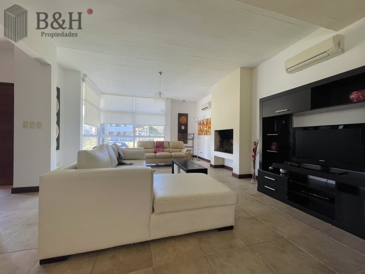Muy Buena Casa de 5 Dormitorios y Piscina en Rincón del Indio, a Pocos Metros del Mar