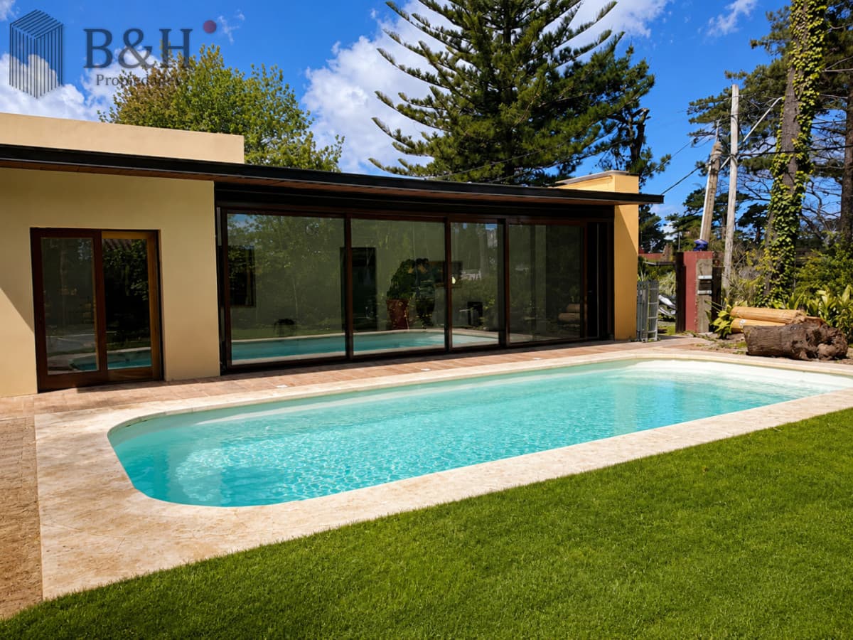 Casa de 4 Dormitorios, Piscina Climatizada y Barbacoa a solo 500 metros del mar