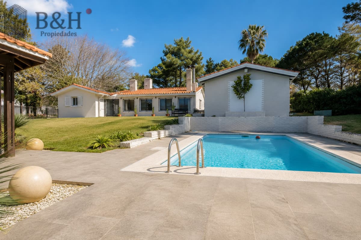 Espectacular Casa Moderna de 5 Dormitorios con Piscina Climatizada en Alquiler de Temporada