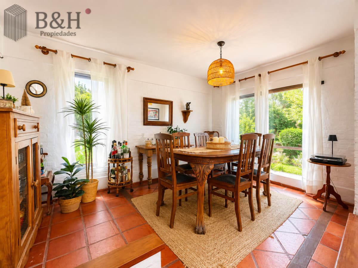 Casa de 3 Dormitorios + Dependencia, con Piscina Climatizada y Parrillero, a 400 metros del mar. Rincón del Indio, Punta del Este