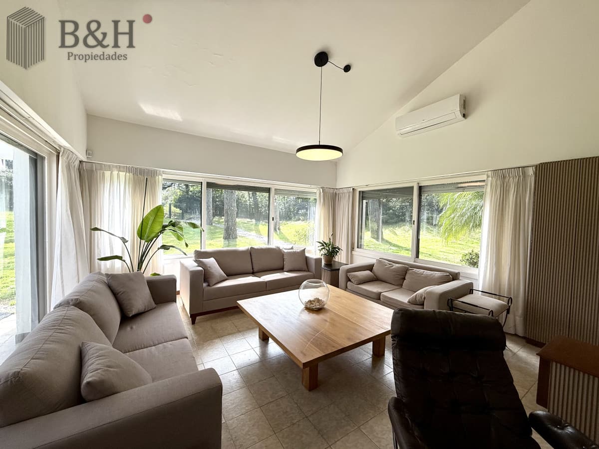 Casa en alquiler de temporada con 4 suites más dependencia en 4500 m2 piscina y parrillero