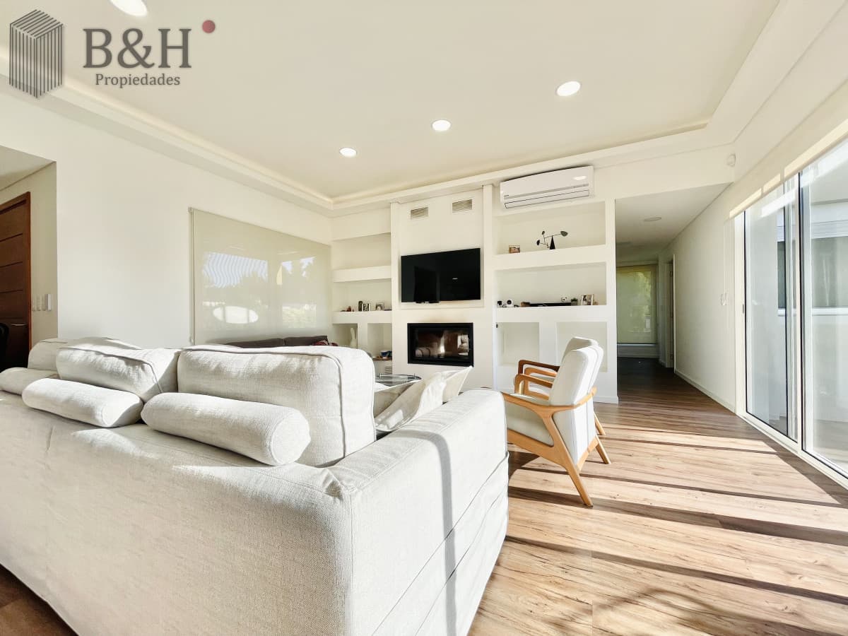 Moderna Casa de 4 Dormitorios, Piscina Climatizada y Parrillero en Punta Ballena, Barrio Semi Privado
