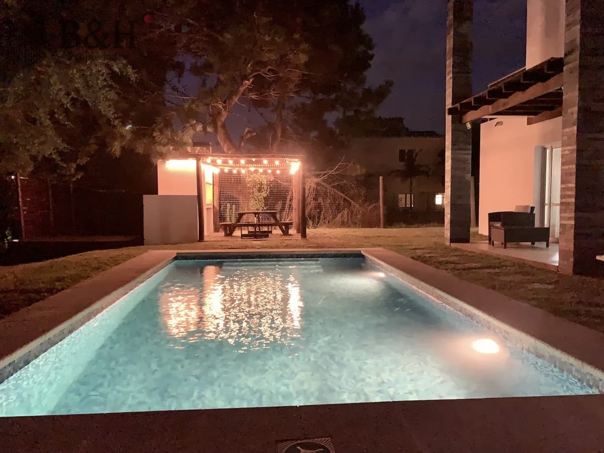 Muy Buena Casa de 5 Dormitorios y Piscina en Rincón del Indio, a Pocos Metros del Mar