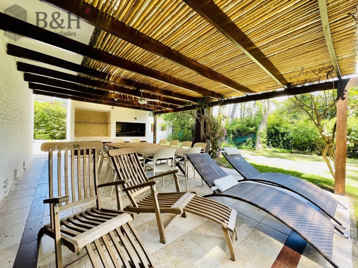 Alquiler Anual de sólida y amplia casa de cinco dormitorios más dependencia de servicio y piscina, Lugano, Punta del Este