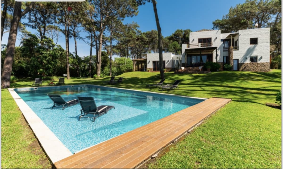 Excelente casa de 5 dormitorios mas dependencia y gran parque a 200 metros de la Playa de Montoya en alquiler de temporada