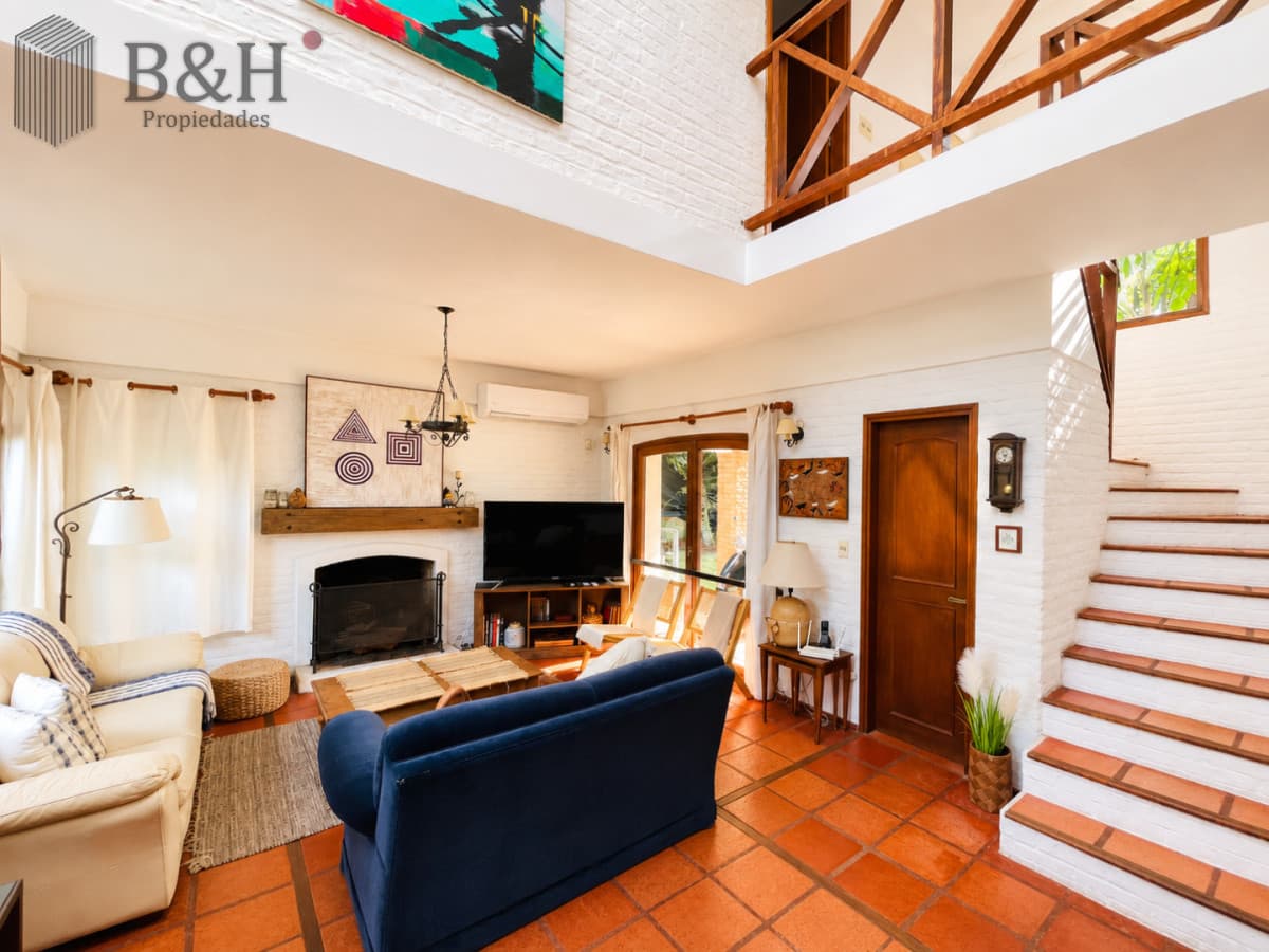 Casa de 3 Dormitorios + Dependencia, con Piscina Climatizada y Parrillero, a 400 metros del mar. Rincón del Indio, Punta del Este