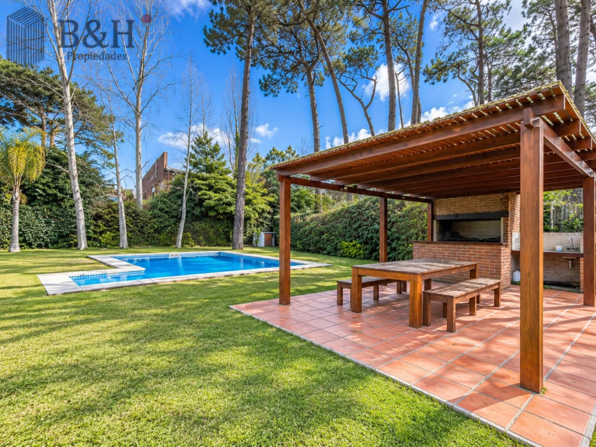 Alquiler temporario de casa de tres dormitorios con piscina en Barrio Lugano a pasos de Punta Shopping, Punta del Este