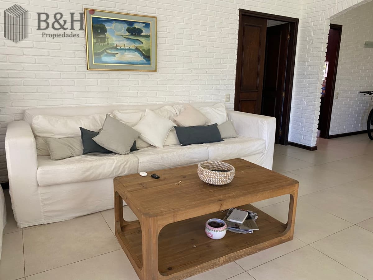 Alquiler temporario de casa de tres dormitorios con piscina en Barrio Lugano a pasos de Punta Shopping, Punta del Este