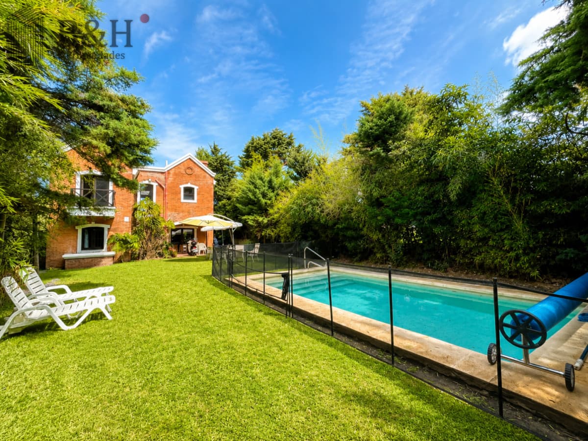 Casa de 3 Dormitorios + Dependencia, con Piscina Climatizada y Parrillero, a 400 metros del mar. Rincón del Indio, Punta del Este