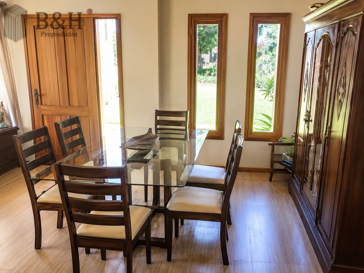 Casa de 4 Dormitorios, Piscina Climatizada y Barbacoa a solo 500 metros del mar