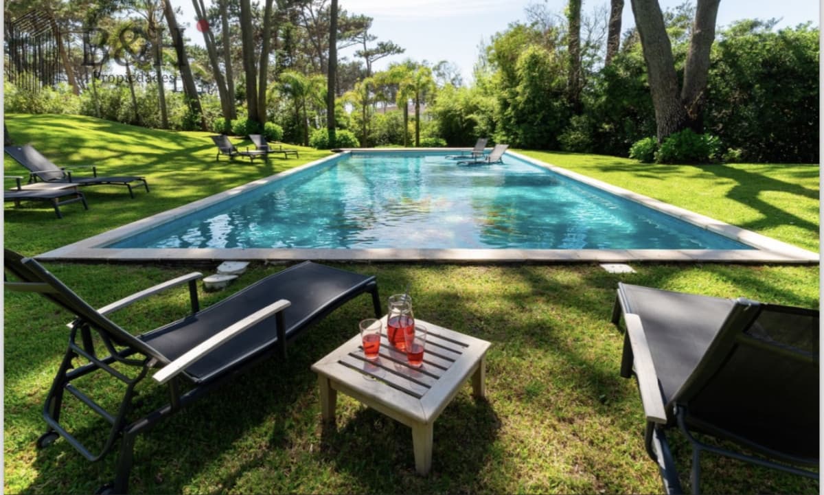 Excelente casa de 5 dormitorios mas dependencia y gran parque a 200 metros de la Playa de Montoya en alquiler de temporada