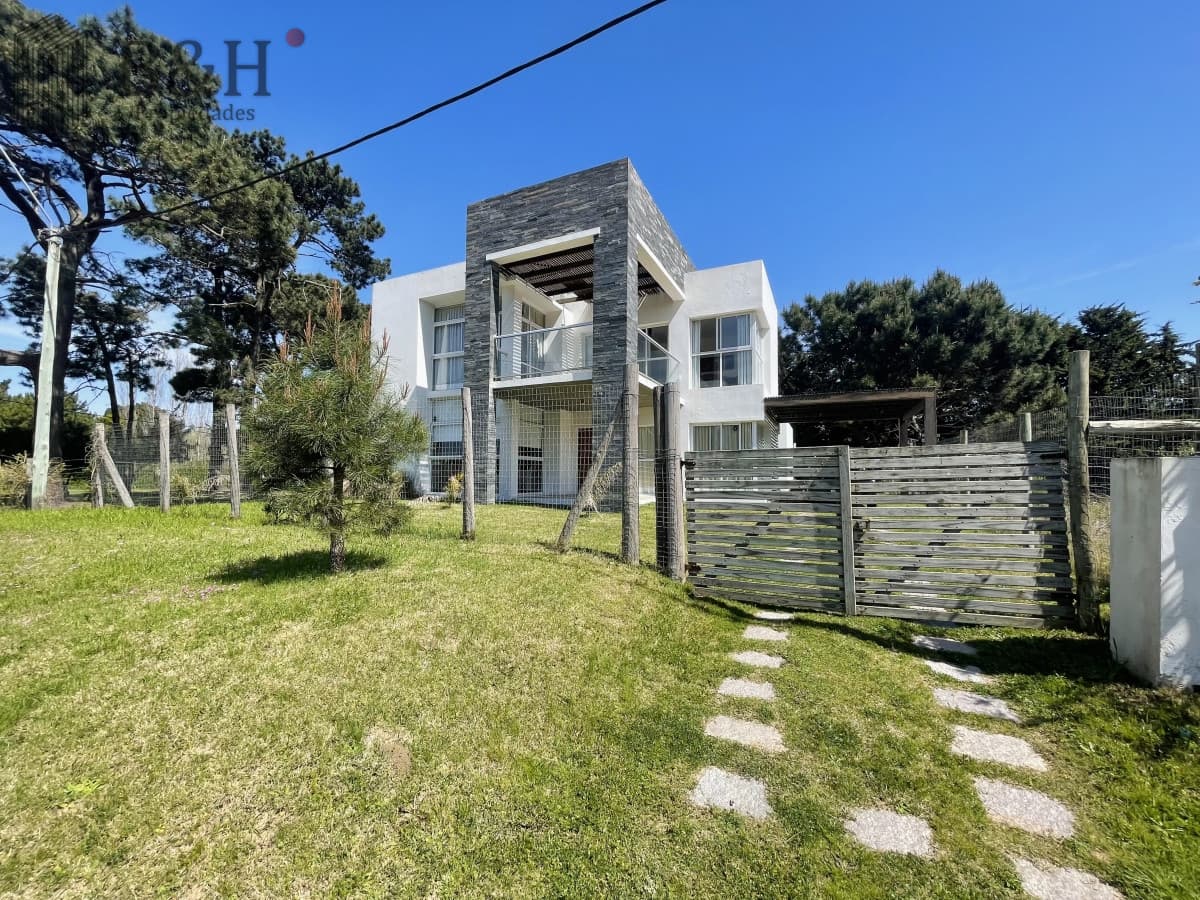 Muy Buena Casa de 5 Dormitorios y Piscina en Rincón del Indio, a Pocos Metros del Mar
